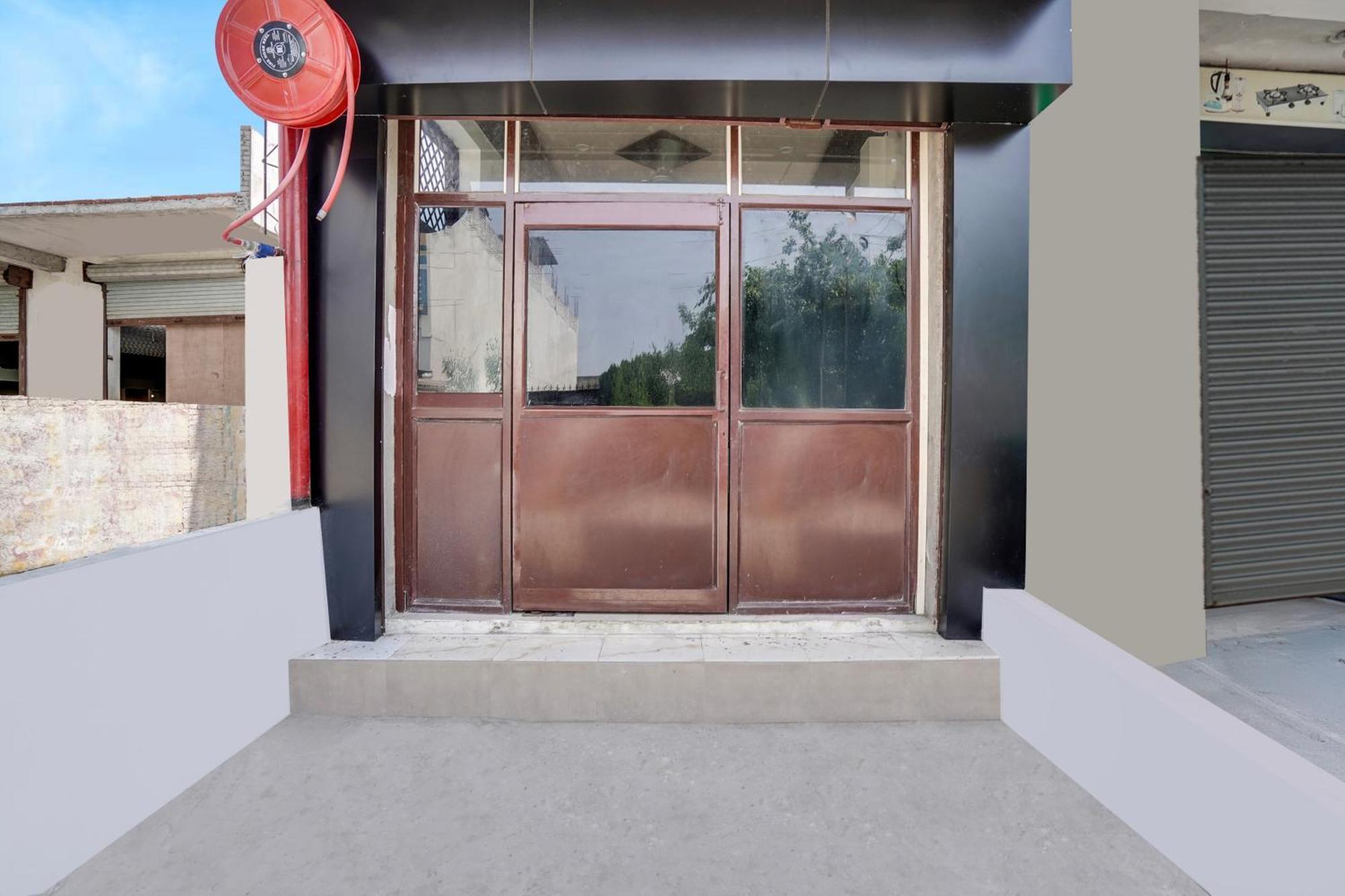 Hotel O The Moon Bareilly Buitenkant foto