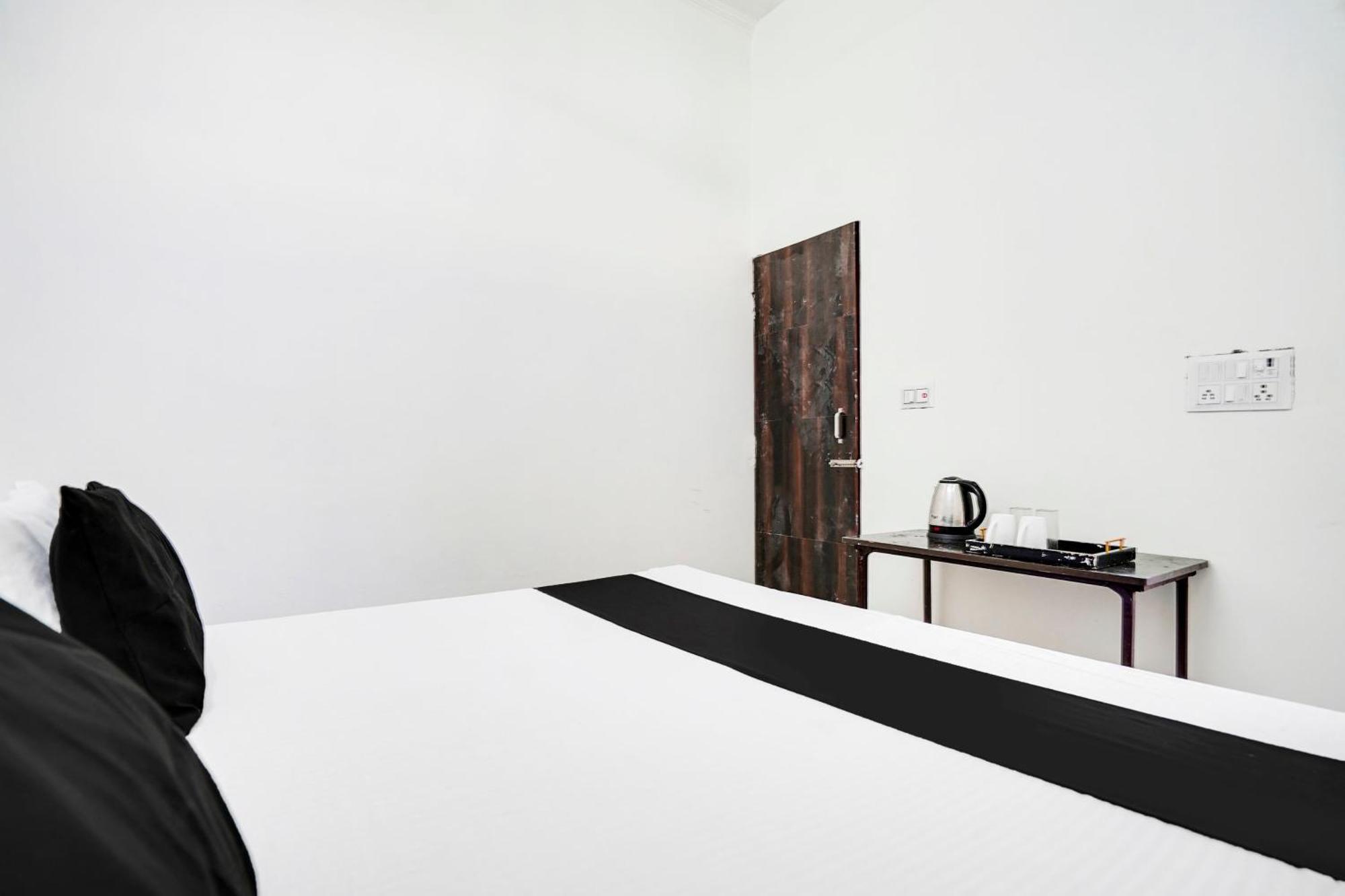 Hotel O The Moon Bareilly Buitenkant foto