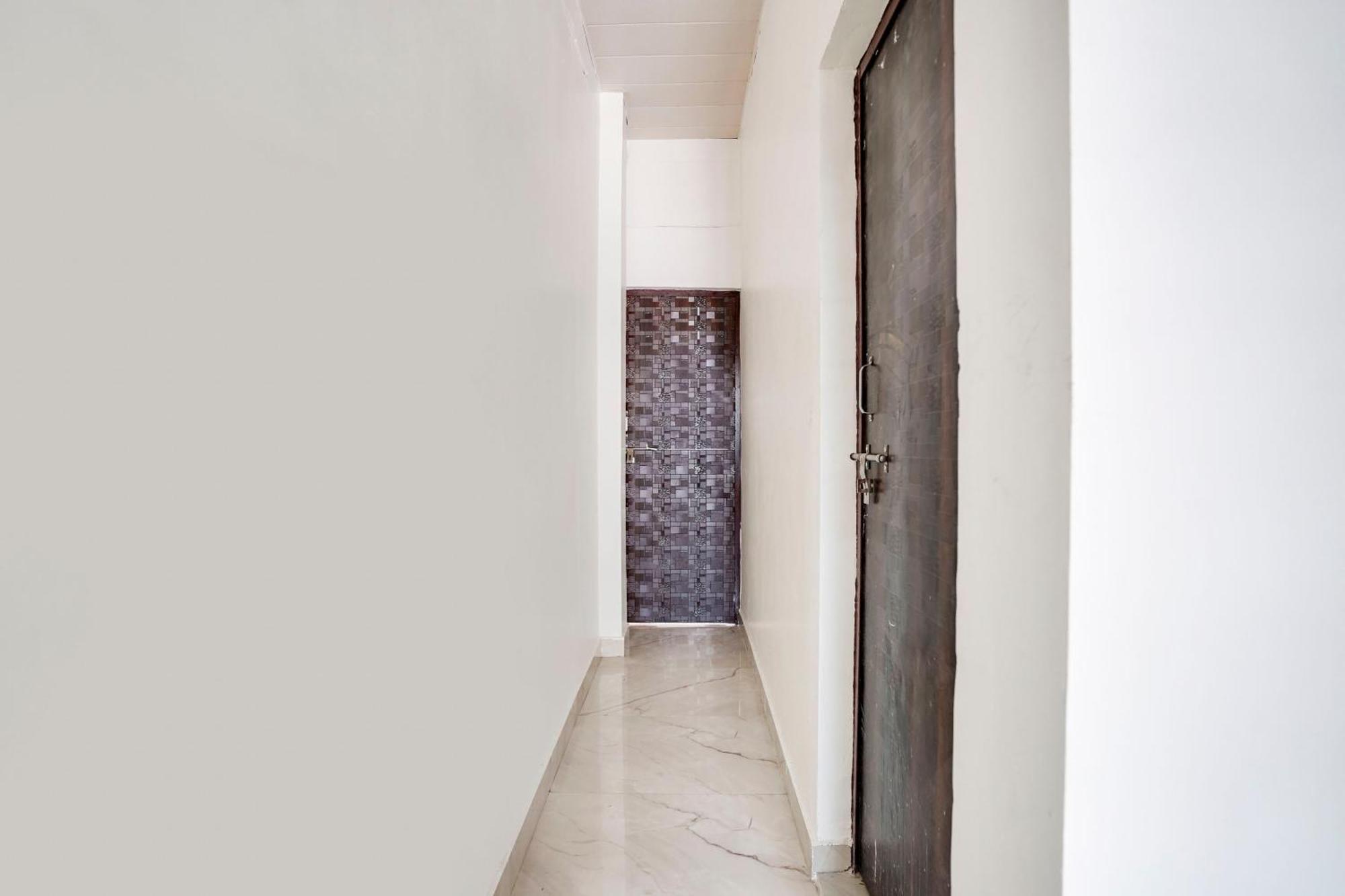Hotel O The Moon Bareilly Buitenkant foto