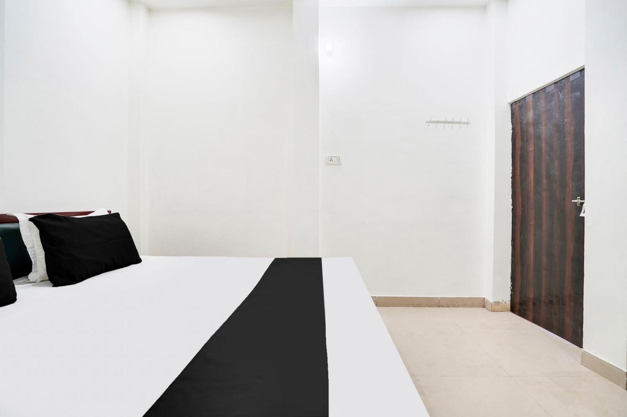 Hotel O The Moon Bareilly Buitenkant foto