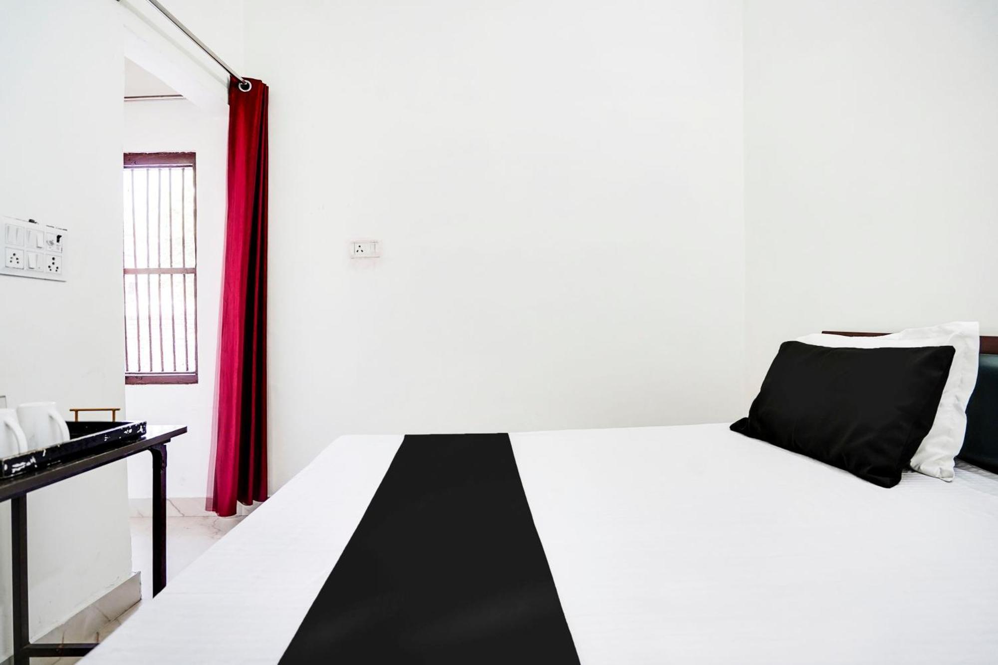 Hotel O The Moon Bareilly Buitenkant foto
