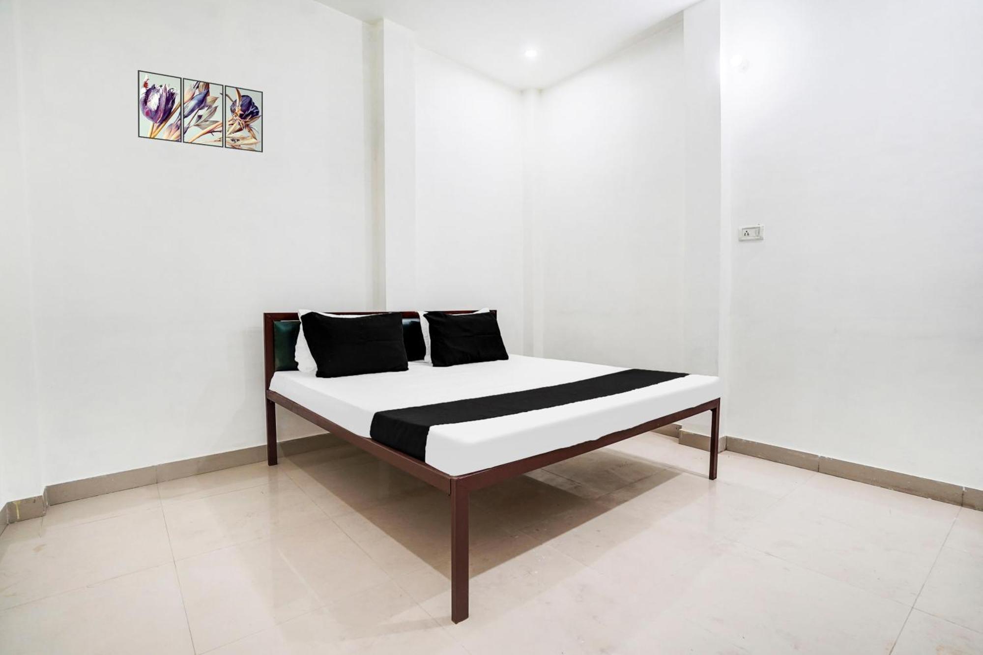 Hotel O The Moon Bareilly Buitenkant foto