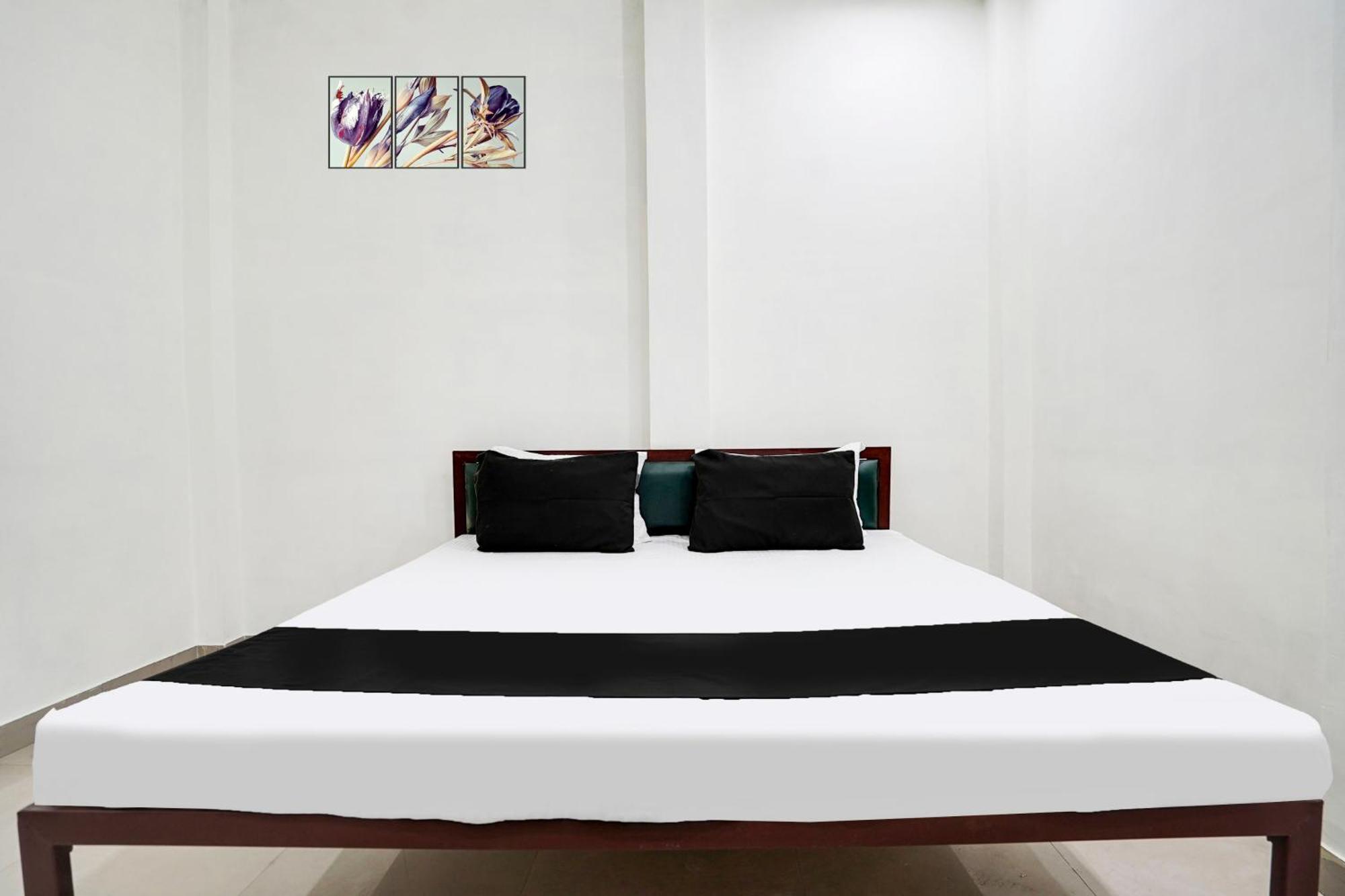 Hotel O The Moon Bareilly Buitenkant foto