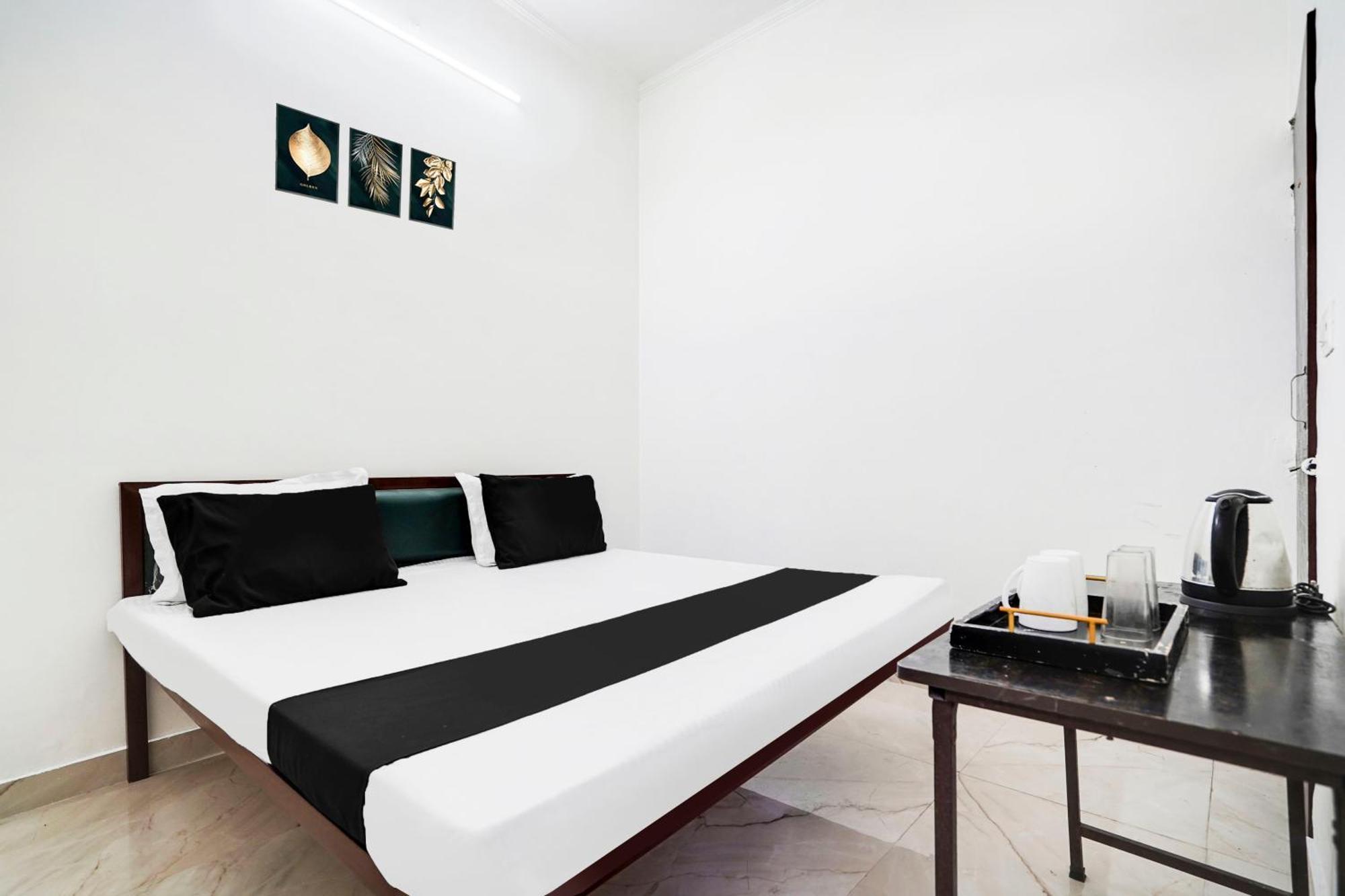 Hotel O The Moon Bareilly Buitenkant foto