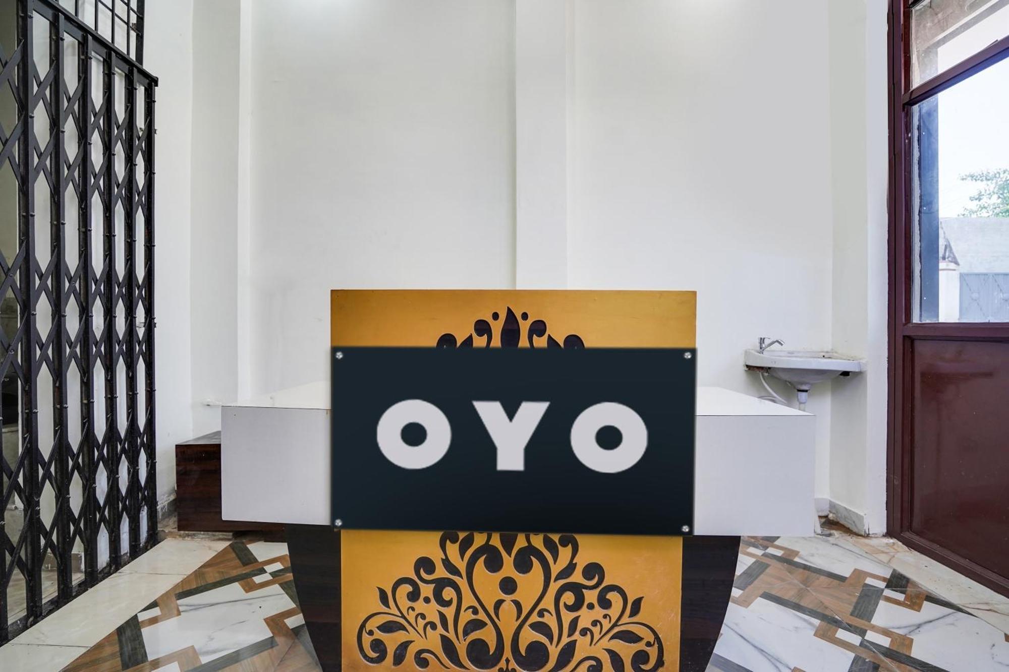 Hotel O The Moon Bareilly Buitenkant foto