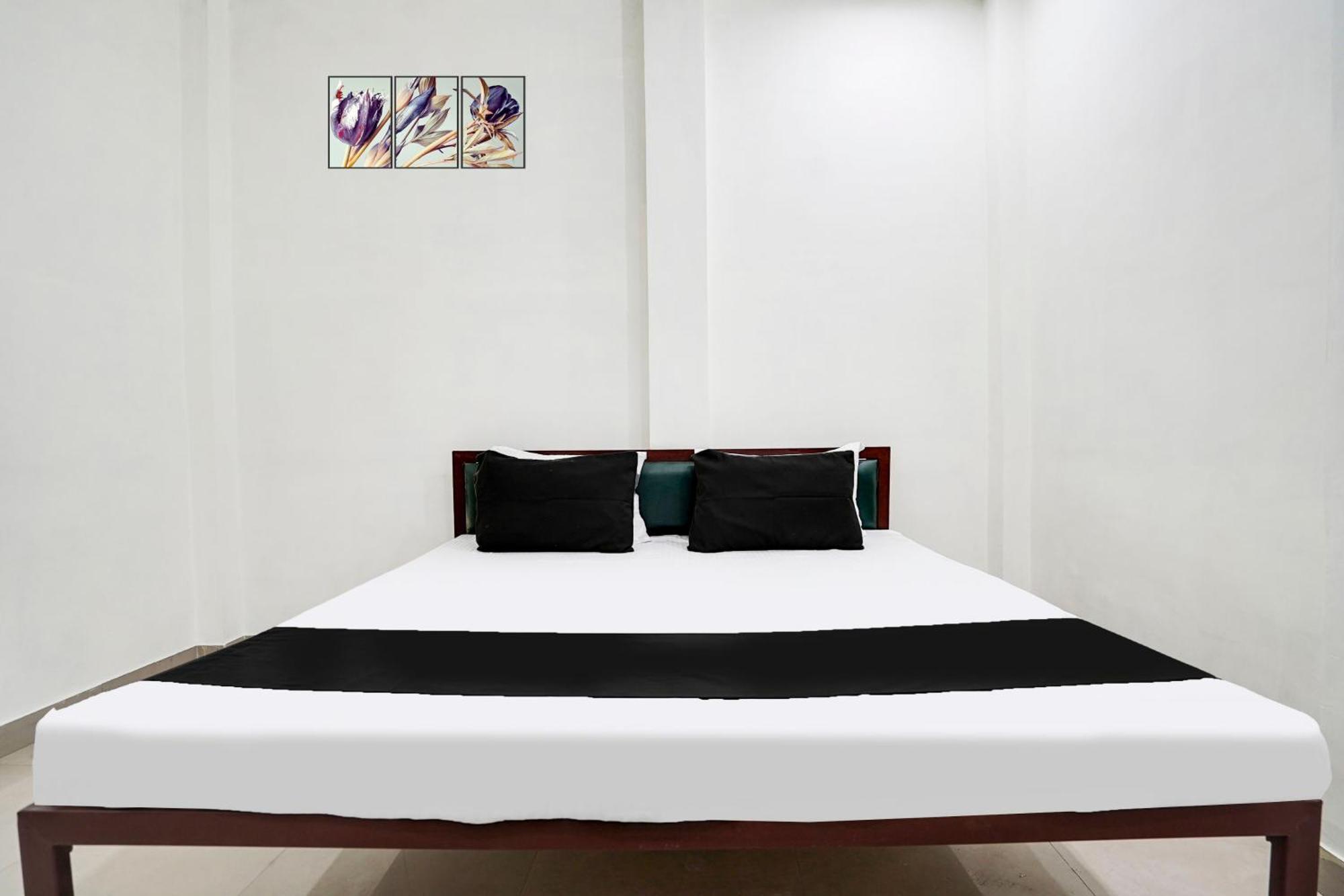 Hotel O The Moon Bareilly Buitenkant foto
