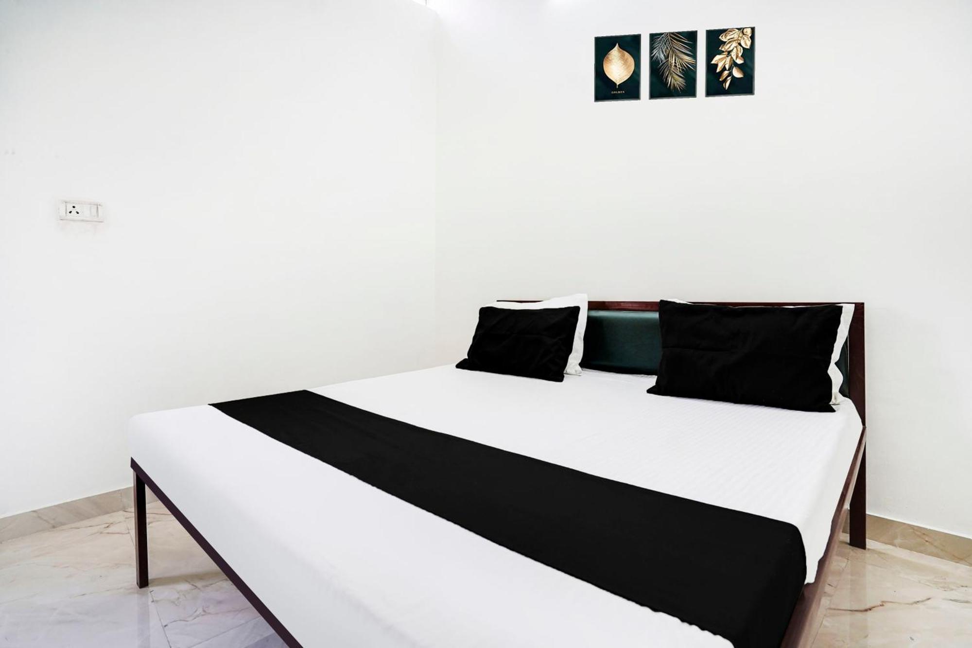 Hotel O The Moon Bareilly Buitenkant foto