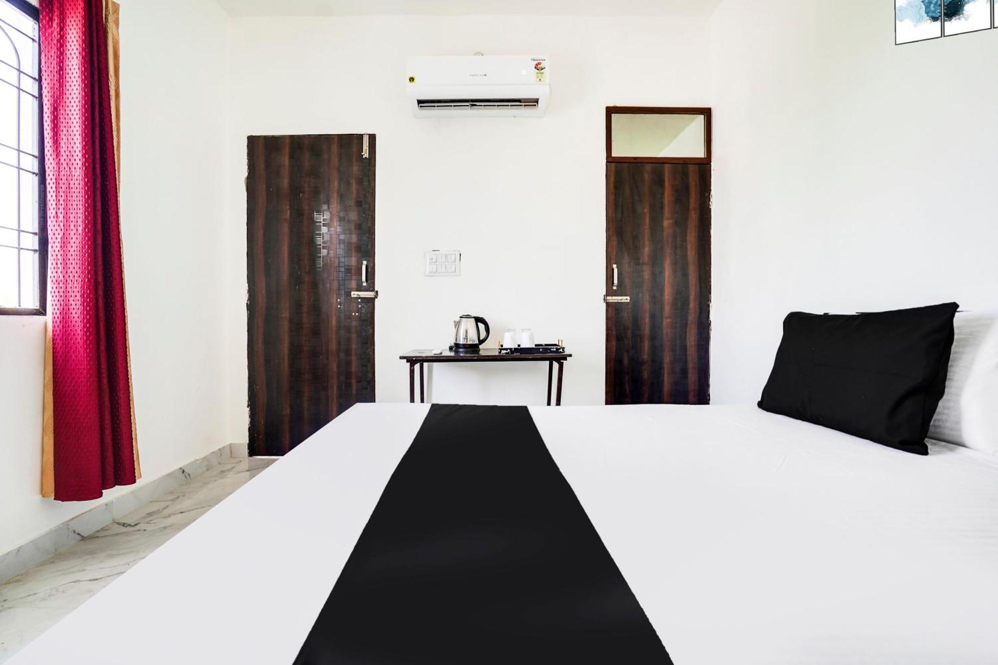 Hotel O The Moon Bareilly Buitenkant foto